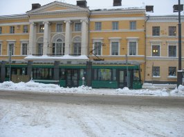 А так в Хельсинки. Кстати там практикуют такой способ - после снегопада свозят снег на свободные участки, в том числе и на центральную площадь, а потом постепенно вывозят.