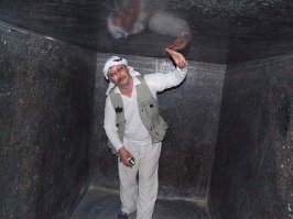 Мне очень нравятся высокопарные эпитеты альтернативщиков и конспирологов по поводу качества обработки поверхностей: "идеально ровная поверхность", "высокоточная обработка", "качество, недостижимое современным технологиям", "уникальная точность", "физически невозможно". С этими ребятами хорошо было бы объекты сдавать после ремонта, накидали бы заказчику своих короночек, он бы ox.yeл от счастья. Кто не в курсе объясню, невозможно на глаз определить ровность поверхности. Посмотрите на свои стены, они "идеально ровные". Выключите свет, приложите длинное правИло (уровень, наличник от двери и т. п.) и подсветите фонарём с противоположной стороны, проверьте вертикально, горизонтально, по диагонали. Скорее всего, стены окажутся далеко не идеальными. 
Но глядя на фотографии древних строений, видя глянцевый блеск камня, многие верят, что обработка там, действительно, недостижимо точная.