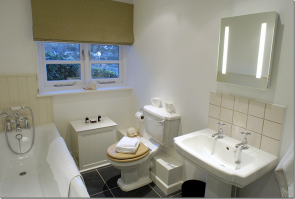 На ванной обычный смеситель, можно и там умыться