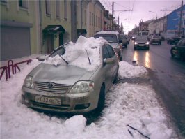 к сожалению такое бывает обычно не у подъезда, а просто в центре города - снег падает на машины, стоящие по правилам по краю дороги.