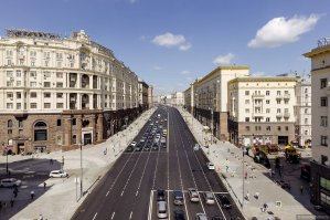 июля 2016 года всем автомобилям, выпущенным до 1997 года, запретят въезжать в центр города по будням. 

Источник:  © Fishki.net
Автор статья какого года? И вот вам новая Тверская