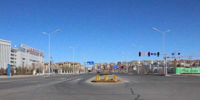 А это город Ордос, находится во внутренней Монголии, кстати (предполагаю, что рядом могут появиться ещё города Харконнен и Атрейдес :):)). Современный на вид, построен совсем недавно в расчете на миллион жителей. Судя по фотографиям, на его улицах очень "многолюдно", не правда ли? :).
