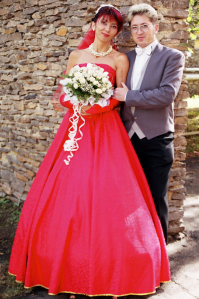 на фото - моя жена выходит за муж за меня... у неё кожа смуглая, поэтому в белом платье её вобще не видно, сильно оттеняет. а вот в красном - самый то!