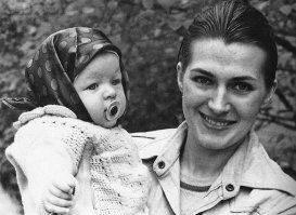 Галина Логинова с дочерью Милой (в будущем - актриса Мила Йовович). Киев. УССР. СССР. 1976г.