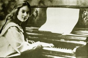 Юная Любовь Орлова за фортепиано. 1916 год.