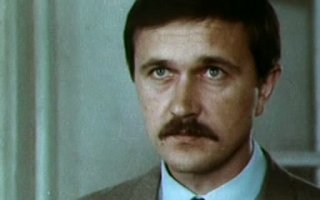 А зарубежных актёров озвучивал мало кому известный артист Владимир Владимирович Антоник. Мало того, что он сам снялся более чем в сорока фильмах, его голосом говорят герои Лиама Нисона, Джорджа Клуни, Джеффа Бриджеса, Кевина Костнера, Самюэля Л. Джексона, Харрисона Форда, Курта Рассела, Сильвестра Сталлоне, Билла Мюррея, Денниса Куэйда, Жерара Депардьё, Томми Ли Джонса, Жана Рено, Тимоти Далтона, Пирса Броснана, Брендана Фрейзера, Ричарда Гира, Дэвида Кэррадайна, Вела Килмера, Антонио Бандераса, Арнольда Шварценеггера, Мела Гибсона, Джеимса Белуши и ещё чёрт знает кого! Им озвучено сотни ролей.