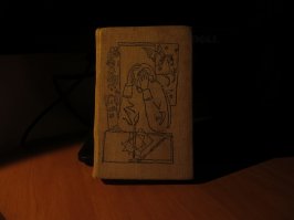 Есть у меня маленький подарочный томик сонетов Шекспира в переводе Маршака...Купил случайно, во времена работы в пароходстве в Карелии. Я не не сентиментальный человек ,в меру циничен и сарказм парой становится лучшим методом для понимания этого мира....но эта маленькая ,с наивными минималистическими рисунками , стала лучшим другом и собеседником. Есть в книжице и в сонетах классика, что то , что начинаешь чувствовать, его и суровый аскетизм жизни того времени. Многие сонеты без усилия легли в память и порой просто приятно вспомнить их и прочитать про себя...Однажды прочитал максимально приближенный к тексту перевод какого то дотошного переводчика...расстроился ,это просто неудобоваримо и не так душевно , как у Маршака... Сам по себе каждый сонет можно использовать как афоризм и цитировать его полностью в зависимости от обстоятельств жизни...особенно те которые перепела Пугачёва.