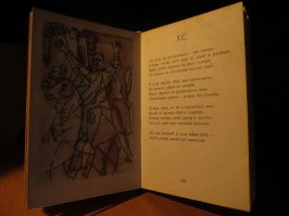 Есть у меня маленький подарочный томик сонетов Шекспира в переводе Маршака...Купил случайно, во времена работы в пароходстве в Карелии. Я не не сентиментальный человек ,в меру циничен и сарказм парой становится лучшим методом для понимания этого мира....но эта маленькая ,с наивными минималистическими рисунками , стала лучшим другом и собеседником. Есть в книжице и в сонетах классика, что то , что начинаешь чувствовать, его и суровый аскетизм жизни того времени. Многие сонеты без усилия легли в память и порой просто приятно вспомнить их и прочитать про себя...Однажды прочитал максимально приближенный к тексту перевод какого то дотошного переводчика...расстроился ,это просто неудобоваримо и не так душевно , как у Маршака... Сам по себе каждый сонет можно использовать как афоризм и цитировать его полностью в зависимости от обстоятельств жизни...особенно те которые перепела Пугачёва.