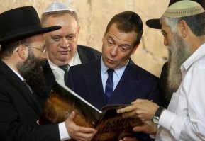 Ему от братьев перепало..