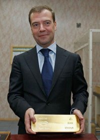 Ему от братьев перепало..