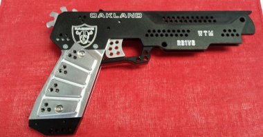 Только пистолет, стреляющий резинками, лучше купить нормальный - металлический. У того, что на картинке - очень низкое качество пластика. Звёздочка быстро ломается.
Лучше вот такие купить: