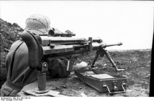 это что касается "тяжелого ружья" 2,8/2 cm s.Pz.B-41.
но был еще швейцарский золотурн  S18-100, который принят на вооружение вермахта тоже под индексом PzB-41.
20-105 мм
вполне себе ружьё.