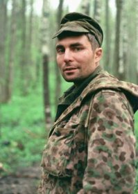 На картинке Саша Коц. журналист от слова х.уй. работет в паре с нацистом Стешином(жж krig42). вот такая вот парочка еврей и нацист, рассказывает о фошистах на Украине. когда зигует Азов, то они фошисты, когда зигует и дрочит на третий рейх Стешин из комсомольской правды- то ничего страшного.

Дмитрий Стешин является членом редакционной коллегии нацистского журнала «Русский образ» и одноименной праворадикальной организации. Да более того – Стешина открыто относят к составу т.н. «Боевой организации русских националистов (БОРН)» — террористической организации откровенно нацистского толка, прославившейся рядом громких преступлений. На их счету девять громких убийств и минимум два покушения. В числе жертв — судья Московского городского суда Эдуард Чувашов, адвокат Станислав Маркелов, журналистка Анастасия Бабурова.

Политолог Владимир Прибыловский открыто заявлял, что Дмитрий Стешин имеет прямое отношение к убийству Бабуровой и Маркелова – известных активистов антифашистского движения, демонстративно казнённых именно по политическим мотивам. Впоследствии, за выведение из числа фигурантов дела и перевод в статус свидетеля, Стешин легко сдал следствию номинальных исполнителей убийства – ими оказался коллега Стешина, сооснователь того самого «Русского образа», и его знакомая. Сам убийца Тихонов заявил, что именно Стешин свёл его с торговцами оружием, у которых он и приобрёл орудия убийства и оказывал ему материальную поддержку и обеспечение. То есть, зная о преступном намерении своего коллеги Тихонова, которого уже разыскивали за убийство, «журналист-антифашист» Стешин помогает убийце достать оружие и всячески поддерживает его начинание. Хорош антифашист, да?

Легко находится в сети и личный ЖЖ самого Стешина с хорошим антифашистским именем krig42. Цитировать журнал мы не будем – от него откровенно смердит грязью и кровью жертв Стешина. Сам он какое-то время отрицал причастность к этому журналу, списывая его на какого-то анонимного друга. Однако мелкие детальки выдают настоящего автора – да-да, Дмитрий Анатольевич, фирменный рублёный фашистский слог, пропитанный ненавистью, не спрятать за мифическим анонимом.