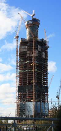 Очень длинное здание ТЦ в Санкт-Петербурге. Скоро достроят Лахта-Центр (есть свой сайт) Вроде будет самое высокое здание в Европе.