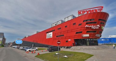 Очень длинное здание ТЦ в Санкт-Петербурге. Скоро достроят Лахта-Центр (есть свой сайт) Вроде будет самое высокое здание в Европе.