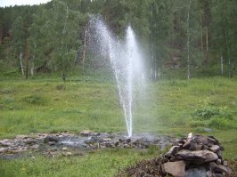 Стоянка людей каменного века на реке Ай Челябинской области и гейзер там же. Стоянка состоит из двух пещер соединенных между собой довольно узким лазом и одна пещера выходит на крутой берег реки на высоте нескольких метров