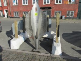 Копенгаген. Наши дни. Неказистая конструкция, но полезная. Временно устанавливается в местах массового скопления людей.
Ну типа праздники, фестивали спортивные матчи. 
По мне уж лучше так ссут, чем по подворотням и скверикам.