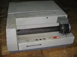 в середине 80-х, помнится, пытались внедрять отечественные факс- аппараты "штрих-м", но пацаны их иногда использовали как копиры.. ставили рядом, соединяли по ком-портам и на приём-передачу.. скорость, правда, кошмарная.. несколько минут на лист..