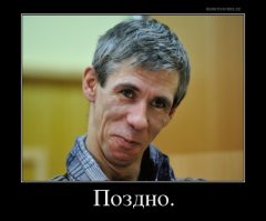 Почему стюардессы убирают руки за спину?