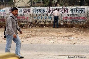 а индусы ваще не парятся подошел к стене или под дерево справил нужду и потопал дальше