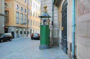 И в Стокгольме есть до сих пор. Я недавно, глядя на рядом стоящий королевский дворец, делал свои дела.