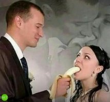 они там на заднем плане что делают? Голубя жрут?
.