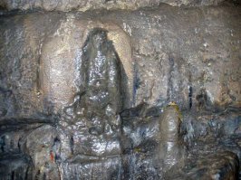 Игнатьевская пещера (Челябинская обл). Помимо наскальных рисунков и прочих исторических находок мирового значения известна Богоматерью из сталагмита