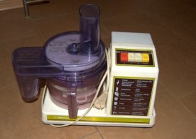 Кухонный комбайн НПО Энергия (как на фото с тёмным фоном) работает в нашей семье уже больше 18 лет, и ни разу за это время не ремонтировался :) На фото с белым фоном он же, но в "обновлённом виде": заменены наклейки, и изменён цвет самих ёмкостей (или как их ещё назвать?). Я себе года 3 назад (да-да, он всё ещё производится, видимо) его купил. Посмотрим, окажется ли он таким же долгожителем, как и его "брат" конца 90-х.