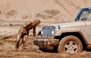 Девушка и автомобиль