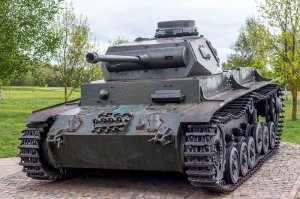 меня интересует: где мужики брали боекомплект для танковых орудий? там пушки ставили разных модификаций, от 37 до 75 мм., гильза само собой тоже разная по длине и диаметру. такой разнобой только усиливает нехватку трофейных снарядов, которые могут быть захвачены только после боя с отступившим противником, в таких же подбитых и не выгоревших от детонации БК танках. либо потрошить захваченные у вермахта склады вооружения, как это делали партизаны.
в общем, интересный материал принципиально. но вот мемуаристических подробностей маловато будет.