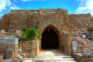 Вот ворота крепости крестоносцев в Кейсарии. Вкрапления остатков римской эпохи в кладке видны невооруженным взглядом