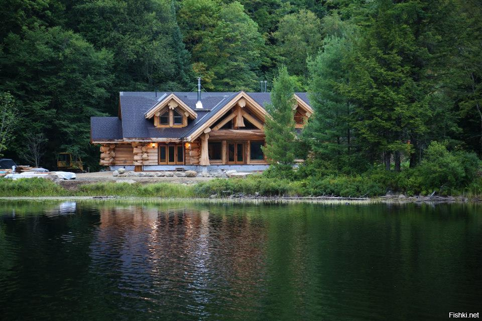 Деревянный дом на реке. Пайн Ривер архитектура. Онтарио Канада коттеджи у озера. Бревенчатый дом у озера. Дом в лесу.