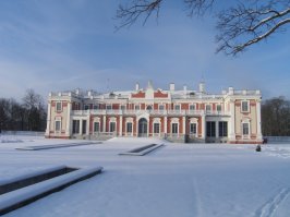 У меня примерно такое же впечатление осталось.
Вот фотография резиденции президента Эстонии. Почему все, кому не лень, могут гулять по его территории? Охрана, кстати, была, но никаких вопросов мне не задавала.