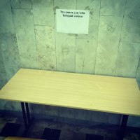 Автор - мудак,  у меня в подъезде такой же стол стоит, и люди обмениваются книгами, все очень быстро разбирается.