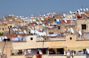 Оптика, говорите?! И где вы столько оптики видели, особенно на дереве? Попытаюсь обьяснить этот кошмар электрика или связиста. Я сделал скрин побольше, чтоб понятнее было, и подписал номерами. Номер 1 - изолятор, крепится на столбе и на доме, откуда потом идет разводка в внутри дома (данный способ неактуален, в деревнях еще встречается). 2 -  кабель (на фото видно, что он в легкой оплетки и тяжелый, 4-жильный, обычно такой кабель поключают к к ларьку, столовой, с металическим троссиком, чтобы провод не провисал, 5 - разтяжка, механизм, который затягивает тот самый троссик,  и недает провиснуть кабелю. 3 - похож на обыкновенный сплиттер, который используется в спутниковом ТВ,  к нему подключают,  в зависимости от расположения спутников, головки тарелок, а дальше на рессивер. Не-е, может здесь и есть оптика, просто это очень дорого!!!Больше это напоминает вот это!!!