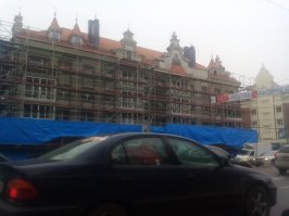 А вот и следующий домик, с которого снимают сейчас леса: