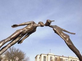 Мощная скульптура, которая показывает внутренних детей, запертых внутри взрослых тел 