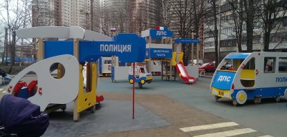 Отгадайте с одного раза. Начальник какого ведомства живёт в этом дворе :-)