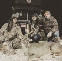 Чучела оленя, мужика и подруги вообще как живые!