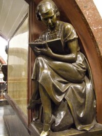 Насчет натерания гранаты не знаю.. 
Насчет петуха тоже..
Девчонка с натертой балеткой...
Но вот собака да! Перед защитой диплома нос ей потер и сдал благополучно.
Вообще вера человека во что либо творит чудеса, это бесспорно!