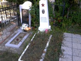 У нас на Центральном кладбище Кишинева есть старая могилка 28-летнего Героя Советского Союза, танкиста Ивана Захарова. Умер вскоре после войны, в 1947-м, наверное, от ран. Родных нет, ухаживать некому. Обелиск подкрашивают иногда, но достойного вида у захоронения нет. А судя по описанию подвигов в найденном в архиве его наградном листе, танкистом Иван был лихим, несмотря на молодость. Вот на таких героических мальчиках и держался фундамент нашей Победы. Жаль, что не всем из них уготованы мраморные постаменты...