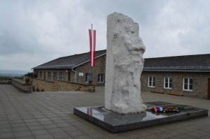 Как можно, говоря об этом лагере не рассказать про Дмитрия Карбышева и памятник, который там ему установлен и стоит до сих пор?