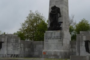 Как можно, говоря об этом лагере не рассказать про Дмитрия Карбышева и памятник, который там ему установлен и стоит до сих пор?