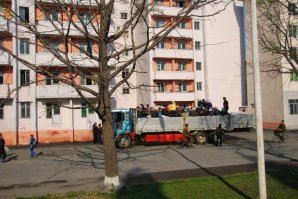 Люди перемещаются в основном на общественном наземном транспорте (который ходит только в час-пик, когда люди едут на работу и домой), велосипедах и вроде как на метро (с которым много неясностей). За пределами Пхеньяна никакого общественного транспорта чаще всего нет в принципе, его заменяют обычные грузовики, люди просто набиваются в кузов и едут.