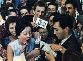 Вячеслав Тихонов раздаёт автографы на Международном кинофестивале, 1961 год, Москва.