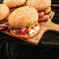 Медленно смотреть этот пост не получается, хочется пролистать и быстрее побежать на кухню. Отличная подборка, особенно для тех, кто предпочитает мясо. Но как же без сочных стейков или, к примеру, аппетитных бургеров?))