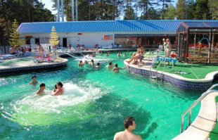 Как это все печально! 
Такие волшебные места! такие природные богатства! такие, казалось бы, возможности! но все так нелепо, так убого, так необустроено.  Я, конечно, понимаю: денег нет. А может, их потому и нет, что мало кому в 21-м веке захочется барахтаться в луже, больше похожей на затопленную колею на проселке.
Природа, самобытность? - нет, просто убогость, не будем прикрываться терминами.
Надо развиваться. Брать пример, как поставлено дело в Адыгее и даже в Тюмени(!)