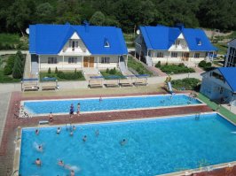 Как это все печально! 
Такие волшебные места! такие природные богатства! такие, казалось бы, возможности! но все так нелепо, так убого, так необустроено.  Я, конечно, понимаю: денег нет. А может, их потому и нет, что мало кому в 21-м веке захочется барахтаться в луже, больше похожей на затопленную колею на проселке.
Природа, самобытность? - нет, просто убогость, не будем прикрываться терминами.
Надо развиваться. Брать пример, как поставлено дело в Адыгее и даже в Тюмени(!)