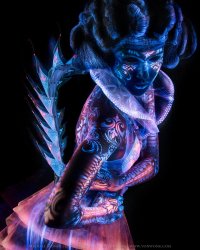 Флюоресцентные краски и ультрафиолетовое освещение.