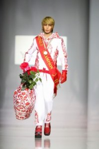 У вас должна быть крутая красивая спортивная сумка, свежая спортивная форма, в которой вы смотритесь, специальные спортивные наушники. 

КОНЕЧНО!!!